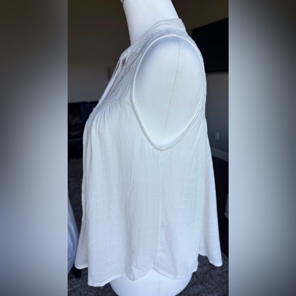 Free People XS Flowy White Sleeveless V-Neck Top With Lace Floral Detail - Picture 2 of 7